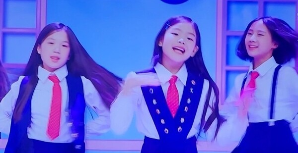 ▲지금까지 살아오면서 가시 밤송이 안에 알밤이 세 송이가 들어있는 것을 처음 본 건 아니지만 그 알밤 세 개가 곧 자신의 가족임을 표현한 어린아이의 때 묻지 않은 순수한 상상력에 우리 어른들은 많은 감동과 가족의 소중함에 깨달음을 얻을 수 있었다. 필자=TV조선 갈무리