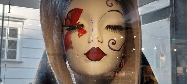 ▲여성들은 행복의 척도를 돈으로 생각하는 사람들이 많은 것 같다. 이런 여성들에게는 솔직함 보다 뻥튀기가 비결이란다. 필자