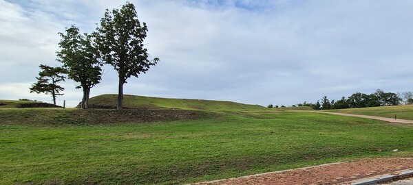 ▲서쪽 성문지와 동쪽 방향의 성벽