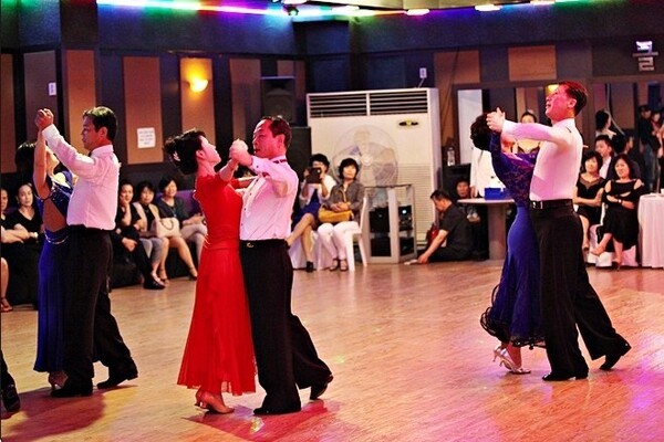 ▲댄스계는 바닥이 좁은 편이다. 댄스파티에서 20가지 정도 댄스를 하는 사람들은 한정적이다. 어디서나 자주 마주치므로 나쁜 평이 돌지 않도록 평소 조심해야 한다. 필자