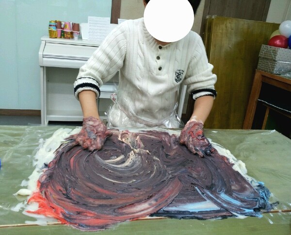 ▲감정표출 활동인 핑거페인팅. 필자