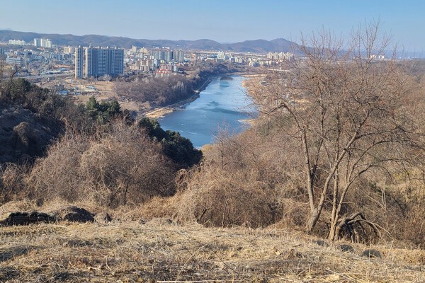 ▲성 북쪽에서 바라본 한탄강