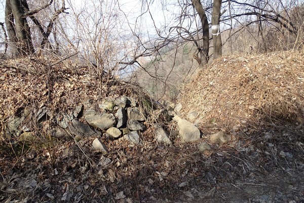 ▲북쪽의 성벽 흔적