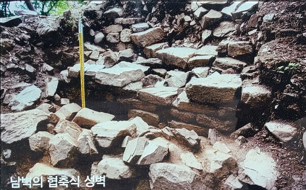▲남벽의 석축식 성벽