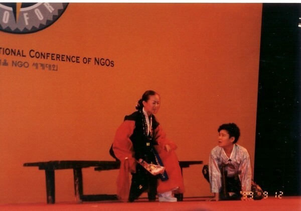 ▲99 서울NGO세계대회 초청작 마당극 ‘어머니아리랑’의 한 장면. 필자 제공