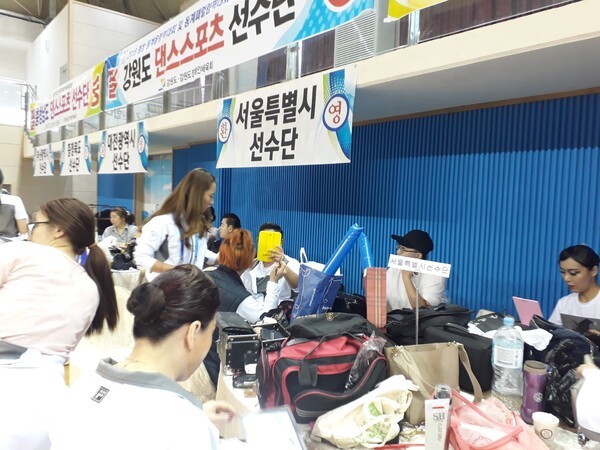 ▲댄스스포츠가 건전한 스포츠활동이라는 것은 많이 이해가 되었지만, 자신과 관계 있는 사람이 한다고 하면 입장이 좀 달라지는 것 같다.  필자