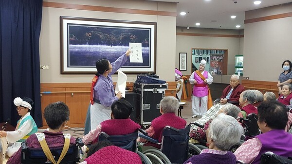 ▲장애는 살아가는데 조금 불편한 것뿐이지, 병이 아니기에 누군가가 옆에서 조금만 도와준다면 충분히 해낼 수 있는 게 손인형극이며, 또한 정년이 필요 없는 평생 직업이다. 사진은 인형극과 함께하는 융복합극 장면. 필자