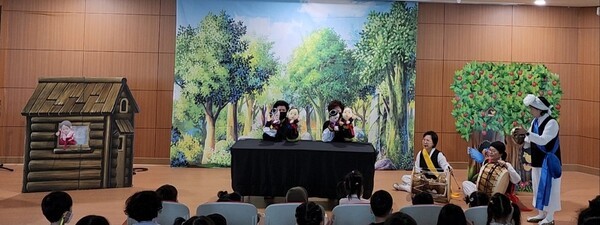 ▲아이들만 꿈을 꾸는 것은 아니다. 나이가 든 어른도 꿈을 꿀 수 있다. 나이는 숫자에 불과하듯이, 꿈꾸는 자에게 나이는 없다. 좌측 통나무 집 창문에서 인형을 조종하는 필자. 조승현 제공