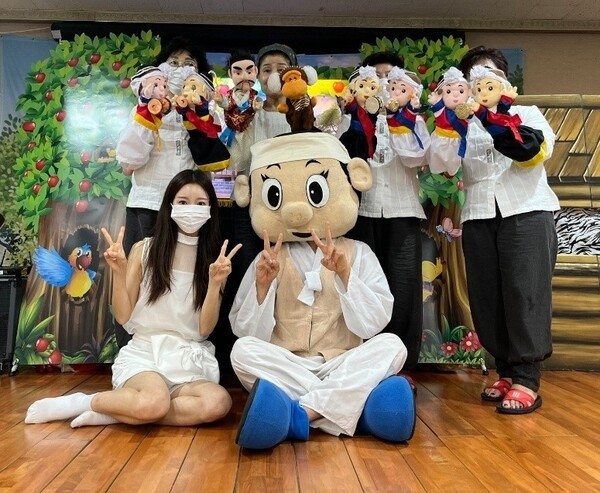 ▲주변에서 언제까지 손인형극을 할 거냐고 묻는다. 하지만 나는 특정 나이까지 해야겠다는 생각을 단 한 번도 해본 적이 없다. 한계를 정하는 순간 나의 발전이 멈추기 때문이다. 사진 뒷줄 왼쪽에서 두 번째가 필자. 조승현 제공