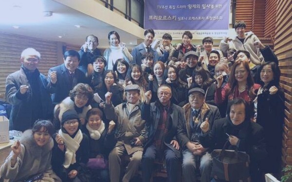 ▲임정 100주년 특집 드라마 성공을 위한 음악회를 마치고 색동문화예술원 청소년단원 및 성인단원들과 함께 했다. 사진 앞줄 오른쪽에서 두 번째가 박인채 국장, 앞줄 왼쪽 세 번째가 필자다. 필자 제공