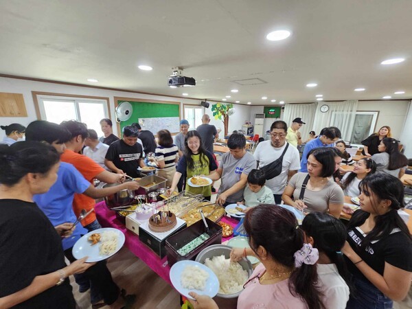 ▲교회 생일축하 모임. 이랜드재단