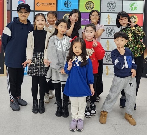 ▲5월은 가족을 포함한 공동체의 화합과 행복, 건강을 위한 기념일이 많은 달이며, 특히 5월 15일은 세계 가정의 날이기도 하다. 지난 2023년 3월 필자가 짓고 연출한 환경뮤지컬을 준비하는 꿈나무 어린이들과 함께 했다. 맨 뒷줄 첫 번째 왼쪽이 필자다.