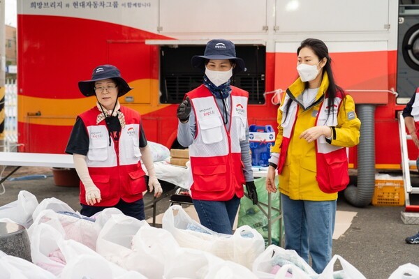 ▲경북 의성군 의성체육관 임시대피소에서 희망브리지 관계자들이 세탁지원 활동을 하고 있다. 희망브리지