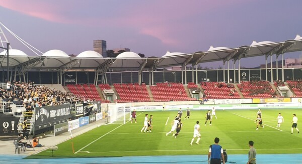 ▲나는 공이다. 오늘도 나는 축구팬들과 기쁨과 슬픔을, 위로와 원망을, 희열과 좌절을 함께 나누기 위해 또 다른 하루를 맞는다. 내 몸이 둥글고 여유롭기에 이 모든 것을 포용할 수 있어 그나마 다행스럽다. 필자