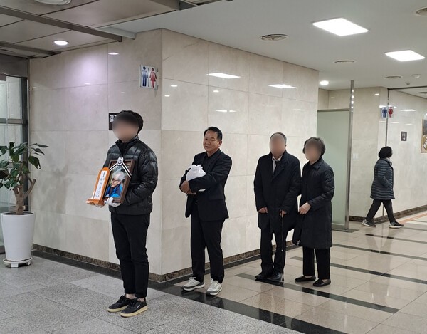 ▲이시영 선생의 손자의 장례를 직접 치른 나한희 대표(왼쪽 두 번째)