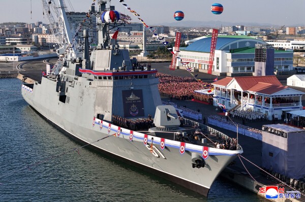 ▲ = 북한이 지난 4월25일 김정은 국무위원장이 참석한 가운데 진수식을 한 5000t급 신형 구축함 최현호의 모습. 5월 21일 함북 청진조선소에서 진수식 도중 사고가 발생한 구축함은 최현급 2호함으로 추정된다. [사진=조선중앙통신]