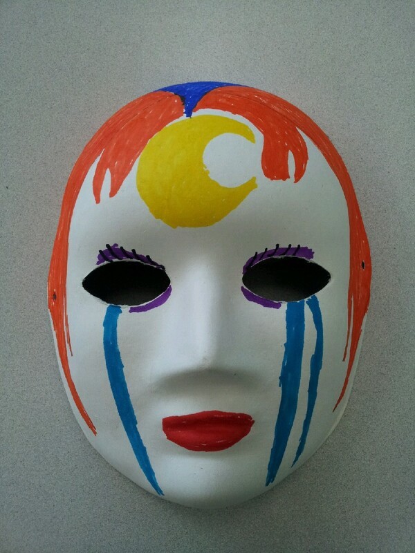 ▲가면으로 현재 나의 모습을 표현하였다. 인정받고 사랑 받기를 원하나 그러지 못한 현실에 낙심해 울고 있는 모습이다. 필자제공