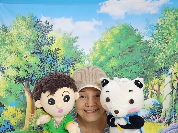 ▲손인형극을 준비하는 조승현 작가. 필자 제공