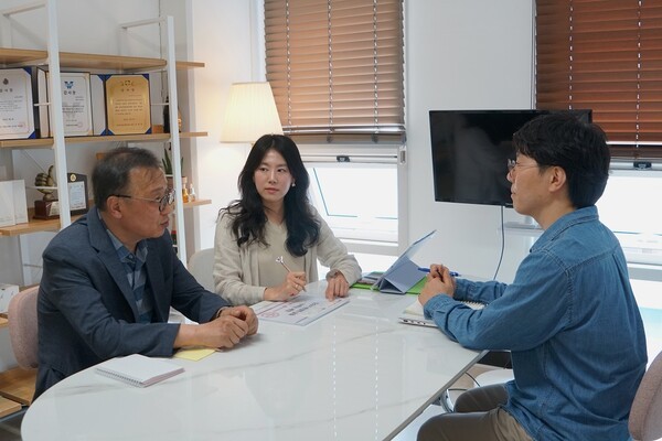 ▲ 스킨스터디 최성원 전무(맨 왼쪽), 선윤희 대표(가운데)가 이랜드재단 관계자와 이야기를 나누고 있다.