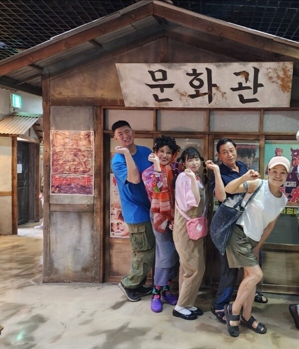 ▲변사극 아빠, 오늘도 무사히' 공연을 마치고 배우들과 기념촬영했다. 맨 오른쪽이 필자다. 필자 제공