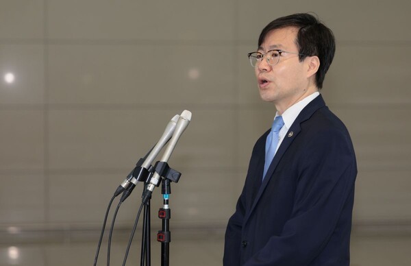 ▲ 여한구 산업통상자원부 통상교섭본부장이 22일 인천국제공항 제2여객터미널에서 이재명 정부 출범 이후 첫 한미 고위급 통상 협의를 위해 미국 워싱턴 DC로 출국하며 취재진 질문에 답하고 있다.  연합뉴스