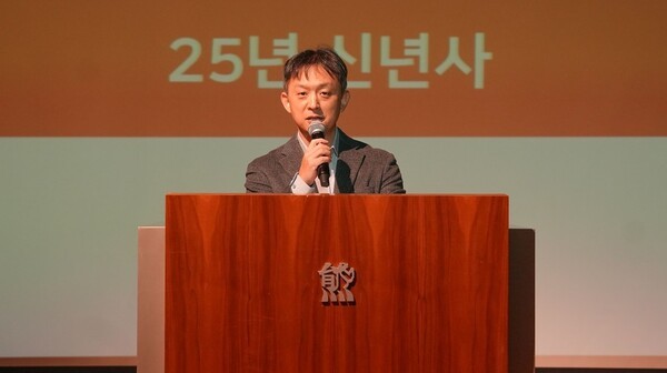 ▲대웅제약이 전국 380여 병·의원에 신약 처방을 유도하며 금품·향응을 제공한 의혹이 일고 있는 가운데 경찰이 뒤늦게 재수사에 나섰다. 박성수 대웅제약 대표가 올해 시무식에서 신년사를 발표하고 있다. 대웅제약 제공