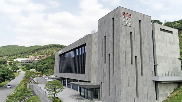 ▲ 대웅제약이 380개 대학병원 의사들을 상대로 한 리베이트 사건이 제약업계 전반의 도덕성을 훼손시키면서 파장이 확산되고 있다. 사진은 대웅제약 용인 연구소. 대웅제약 제공