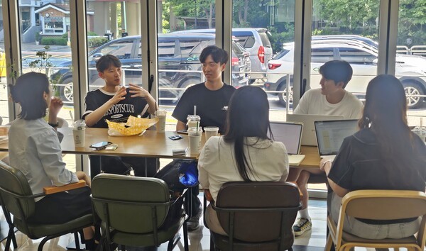 ▲지난 6월 14일 서울시 강서구 염창동 소재 희망친구 기아대책 사옥에서 자립준비청년 4명과 희망친구 기아대책 관계자 2명이 회의를 진행했다. 정성민 기자