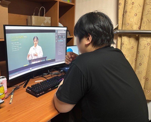 ▲온라인 강의를 수강하고 있는 자립준비청년의 모습. 지파운데이션