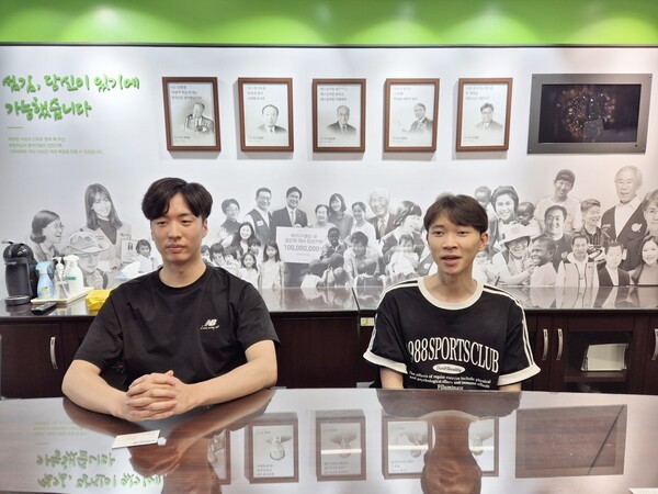 ▲한국NGO신문과 인터뷰를 하고 있는 윤도현 씨(좌측)와 김남중 씨. 김다원 기자