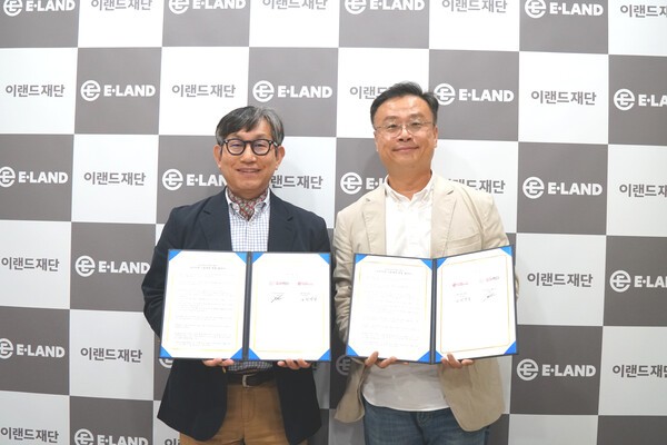 ▲지난 4월 1일 진행된 피자먹다와 이랜드재단의 협약식. 피자먹다 김철민 대표(우)와 이랜드재단 정영일 대표(좌). 이랜드재단