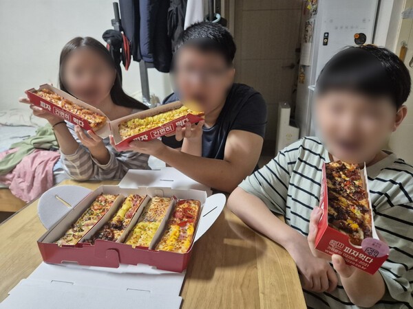 ▲피자먹다와 이랜드재단이 함께 진행한 ‘피자 같이먹다’ 캠페인을 통해 피자를 즐기는 아이들. 이랜드재단