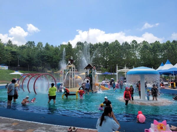 ▲개장 첫 주말 남동 물빛놀이터 모습. 인천 남동구