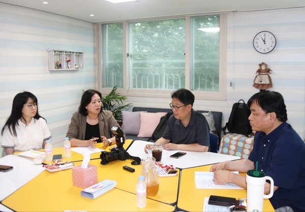 ▲지난 4일 서울 은평구 소재 서울시립 아동푸른센터에서 조준호 엔젤스헤이븐 대표와 활동가들이 모여 본지 인터뷰를 비롯 아동학대에 대한 심도있는 논의를 하고 있다. 엔젤스헤이븐 제공