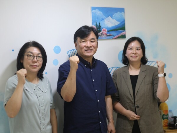 ▲지역을 기반으로 시작해 그 영역을 확장해 가며 선한 손길을 내밀고 나아가 국제 무대에서 자신들의 손길이 필요로 하는 어려운 사람들을 돕겠다는 엔젤스헤이븐 사람들. 왼쪽부터 박은주 아동푸른센터장, 조준호 대표이사, 김효민 후원홍보실장. 엔젤스헤이븐 제공