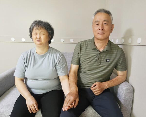 ▲헬렌켈러홈에서 만난 시청각장애인 이순미 씨(좌측)와 이 씨의 오빠 이효열 씨. 김다원 기자