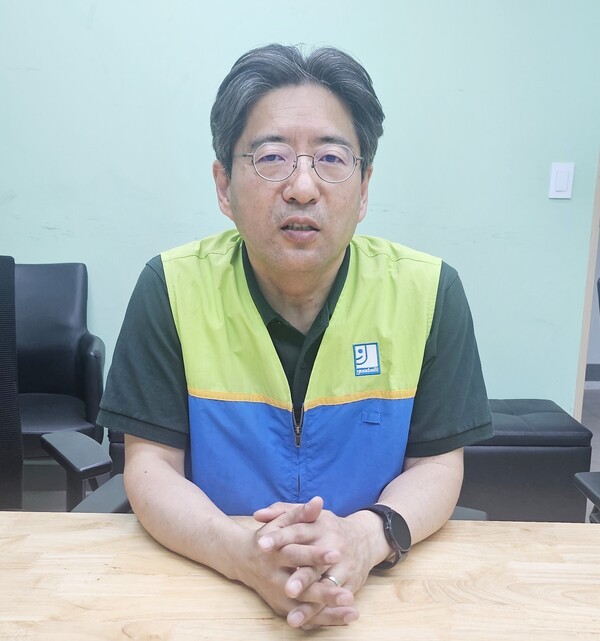 ▲굿윌스토어 김윤찬 밀알유성점 원장. 정성민 기자