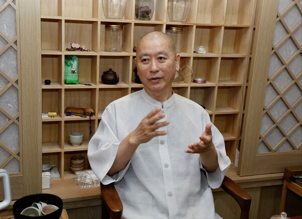 ▲17일 오후 원각사 무료급식소에서 원경스님을 만났다. 어떻게 어려운 사람들을 돕기 시작했는지 스님이 바라보는 우리 사회의 병폐와 개선해야 할 점등을 들어봤다. ⓒ 이영일