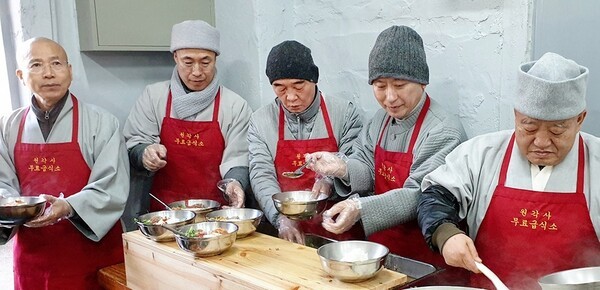 ▲무료급식을 하고 있는 원경스님 (오른쪽에서 2번째). ⓒ 사회복지원각