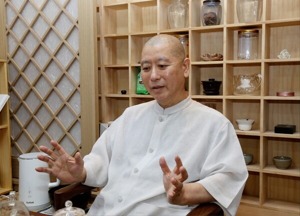 ▲원경스님은 존중하는 마음으로 식구가 되어 아주 정갈한 밥을 자존감이 상하지 않게 잘 준비해 드라는 것이 필요하다고 강조했다. ⓒ 이영일