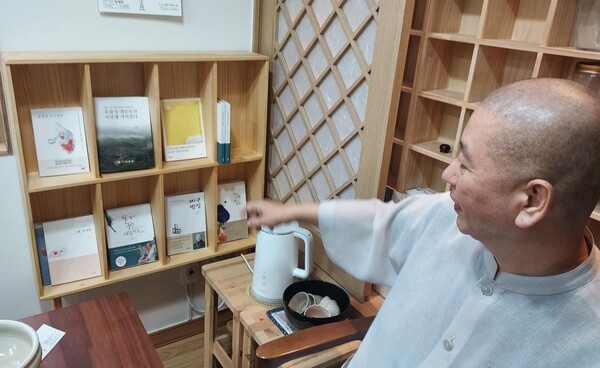 ▲원경스님이 그동안 자신이 쓴 책들에 대해 설명하고 소개했다. ⓒ 이영일