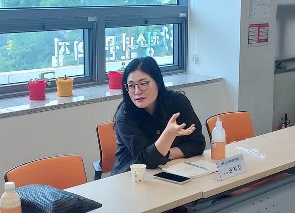 ▲ 권위정  대구 수성구청소년문화의집 관장은 대학을 졸업하고 1995년 4월 바로 흥사단에 입사해 올해 흥사단과 인연을 맺은지 30년째다. © 이영일