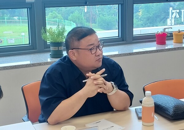 ▲김진수 거창군월성청소년수련원 원장은 대학교 때 수어동아리 활동을 하며 청소년들에게 수어를 가르치는 청소년동아리 지도교사로 활동한 것이 청소년지도자의 길을 걷게 된 계기가 됐다. © 이영일