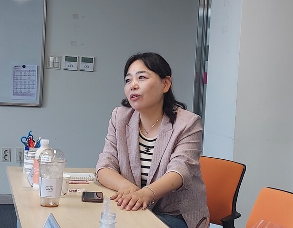 ▲도현지 동구청소년문화의집 관장은 청소년 시기 선생님들과 주변 어른들로부터 따뜻한 관심과 응원, 지지를 받으며 큰 힘을 얻었다고 한다. 그래서 지금의 청소년들에게도 그와 같은 무한한 지지를 보내고 싶다는 마음이 청소년지도자의 길을 선택하게 된 가장 큰 이유라고 설명한다. © 이영일