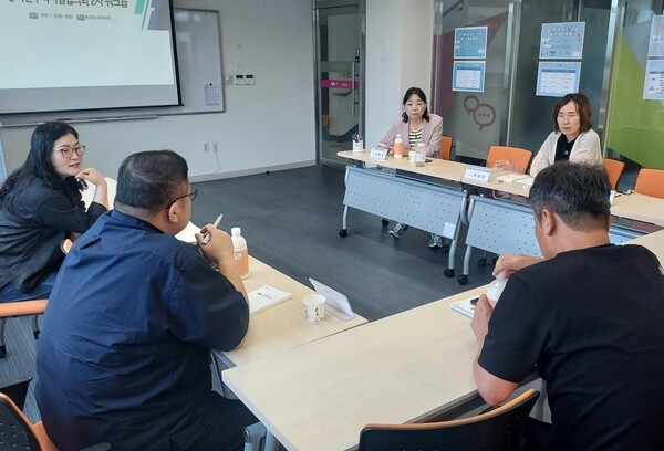 ▲흥사단수탁시설협의회 임원들이 8월 전국 청소년교류캠프에 대해 이야기를 나누고 있다. © 이영일