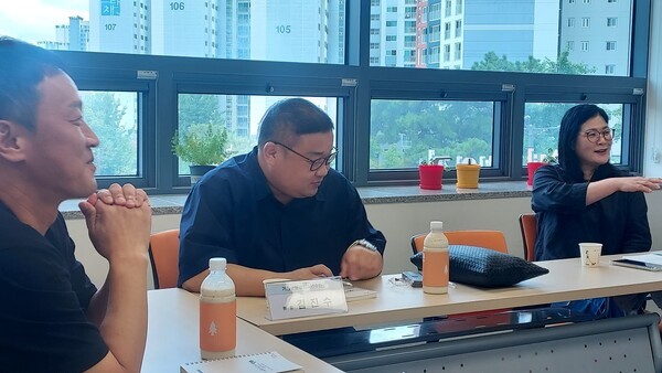 ▲대화를 나누면서 이들은 서로에 대해 몰랐던 내용도 알게 됐다며 웃음을 보였다. © 이영일