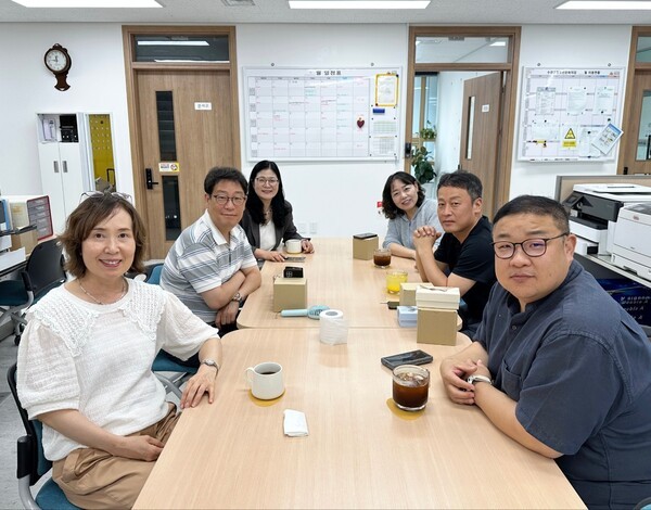 ▲동구청소년문화의집에서 이야기 꽃을 피운 이들은 "수성구청소년문화의집도 소개해 드리겠다"며 자리를 옮겨 대화를 이어 나갔다. 기자도 함께 촬영에 임했다. © 수성구청소년문화의집