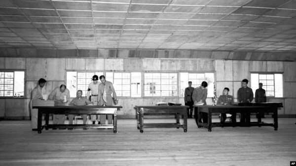 ▲1953년 7월 27일 오전 10시 판문점에서 윌리엄 해리슨 미 육군 중장과 남일 북한 조선인민군 대장이 한국전쟁 정전협정에  실무자간 서명을 하고 있다.