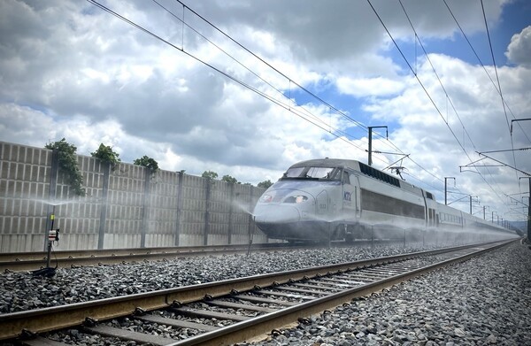 ▲한국철도(코레일)가 폭염에 맞서 고객 안전을 확보하기 위해 열차 서행 등 선제적 조치를 시행하고 있다. 코레일 제공