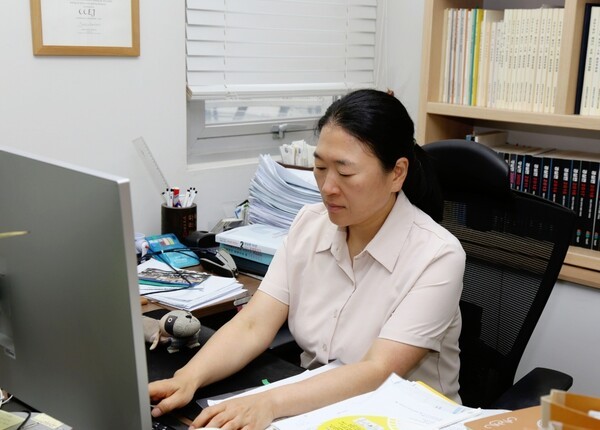 ▲경실련 사무총장실에서 업무를 보는 김성달 사무총장. 이영일 기자